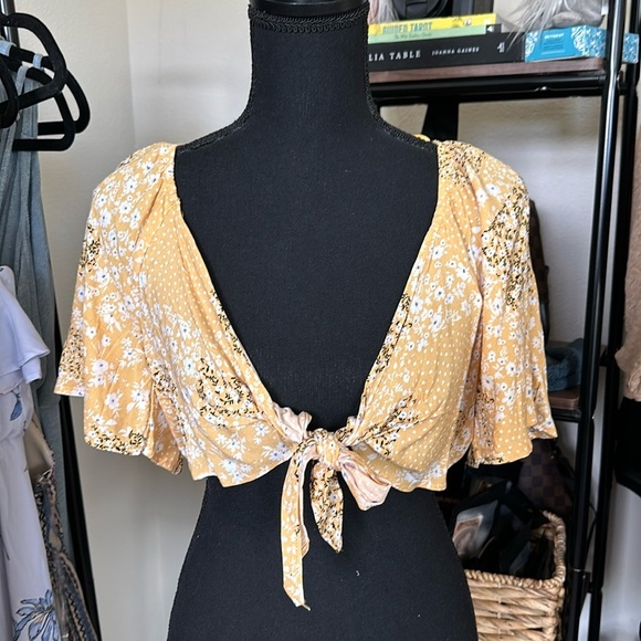 camellia Tops - 🟢Nwt camellia yellow top